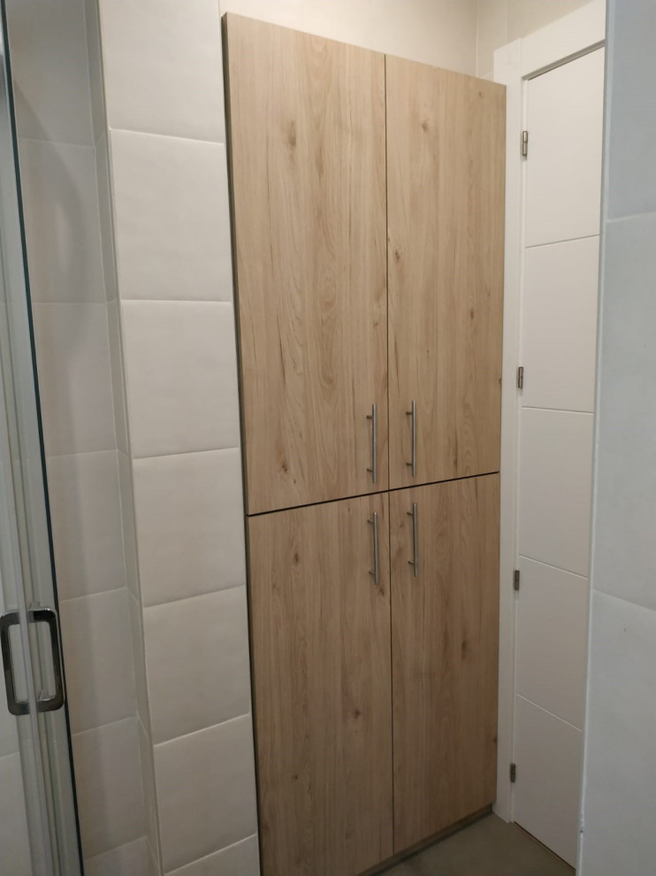 Ispirazione per una piccola stanza da bagno padronale scandinava con piastrelle bianche