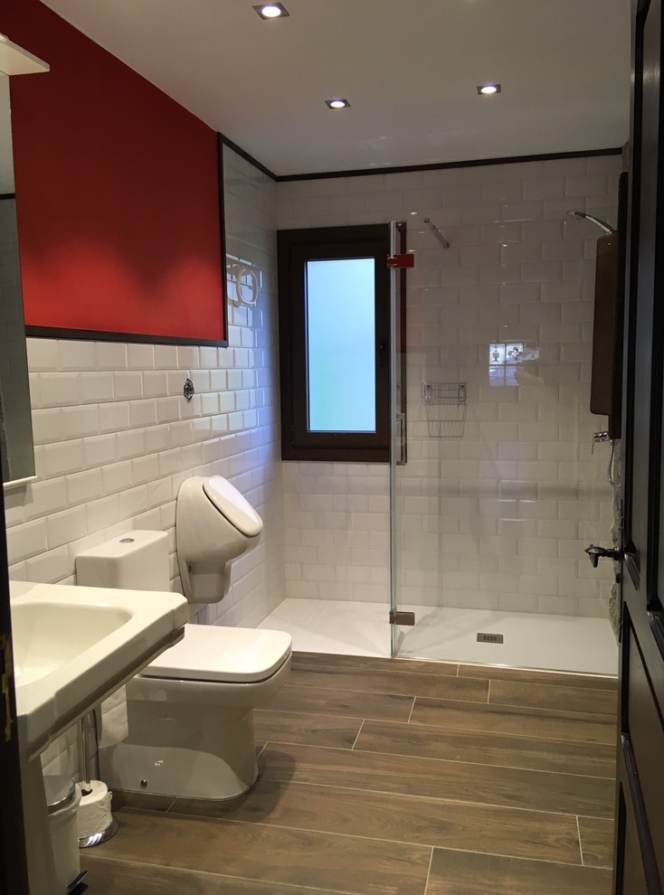 Idéer för att renovera ett mellanstort lantligt en-suite badrum, med öppna hyllor, vita skåp, en kantlös dusch, ett urinoar, vit kakel, keramikplattor, röda väggar, klinkergolv i keramik, ett avlångt handfat, brunt golv och med dusch som är öppen