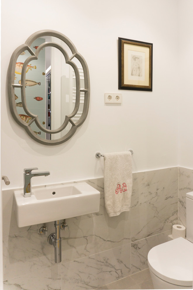 Aménagement d'une salle de bain principale éclectique de taille moyenne avec un carrelage blanc, des carreaux de céramique, un mur gris, un sol en carrelage de porcelaine, un sol blanc et un plan de toilette blanc.