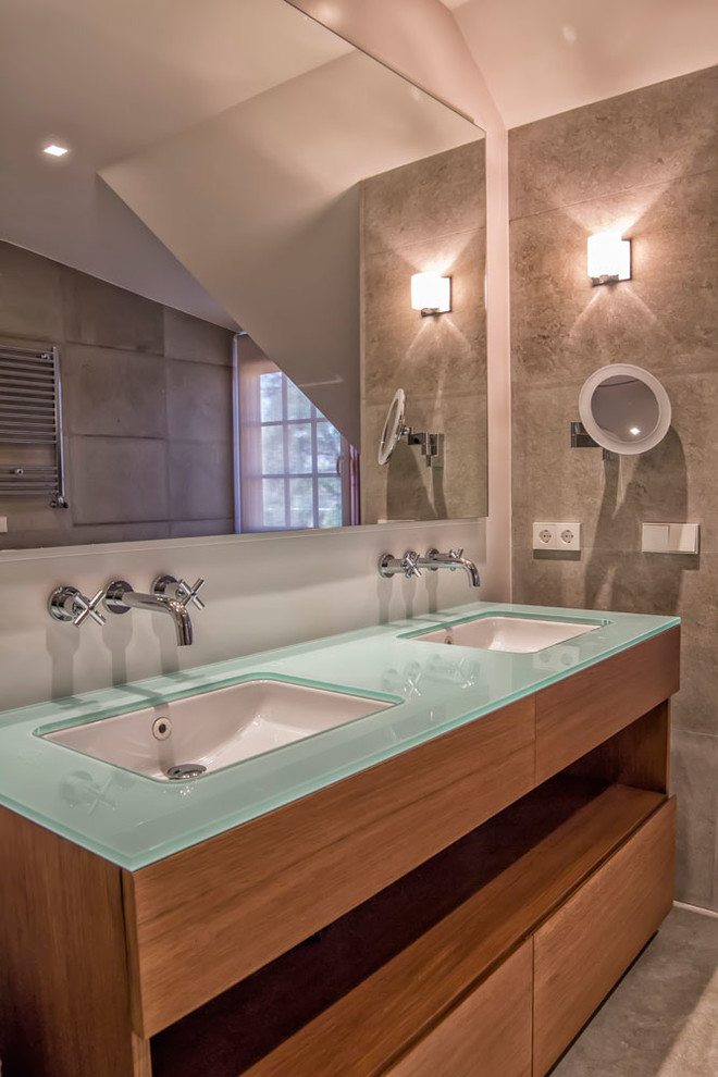 Modelo de cuarto de baño tradicional renovado grande con ducha empotrada, aseo y ducha y lavabo sobreencimera