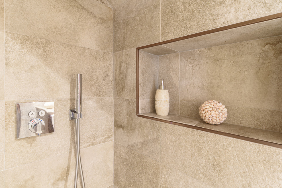 Inspiration för ett mellanstort orientaliskt beige beige en-suite badrum, med en dusch i en alkov, en vägghängd toalettstol, beige kakel, marmorkakel, beige väggar, marmorgolv, ett fristående handfat, marmorbänkskiva, beiget golv och dusch med gångjärnsdörr
