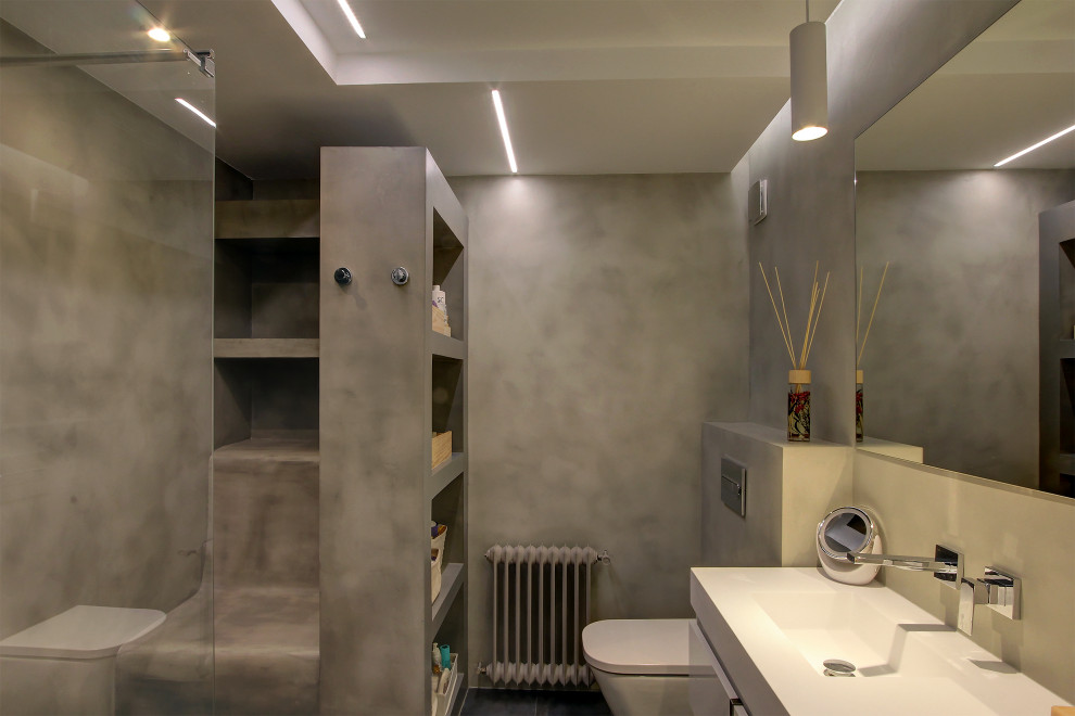 Идея дизайна: главная ванная комната среднего размера в современном стиле с белыми фасадами, открытым душем, серой плиткой, серыми стенами, полом из керамической плитки, накладной раковиной, серым полом и белой столешницей