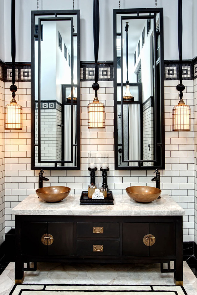 Inredning av ett klassiskt mellanstort badrum, med ett fristående handfat, skåp i mörkt trä, vit kakel, tunnelbanekakel, vita väggar, marmorbänkskiva och släta luckor