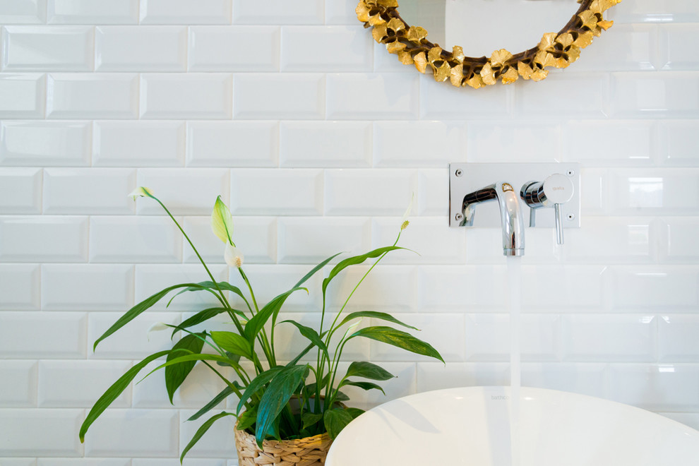 Imagen de cuarto de baño nórdico pequeño con armarios abiertos, ducha abierta, sanitario de dos piezas, paredes blancas, aseo y ducha y lavabo sobreencimera
