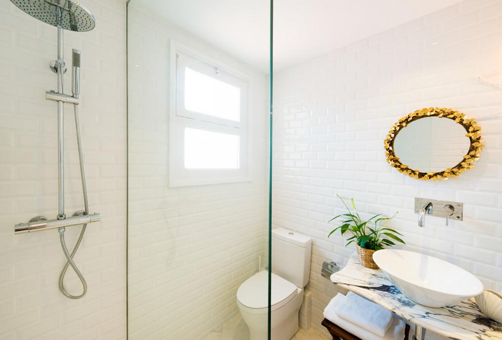 Свежая идея для дизайна: маленькая ванная комната в скандинавском стиле с открытыми фасадами, открытым душем, раздельным унитазом, белыми стенами, душевой кабиной и настольной раковиной для на участке и в саду - отличное фото интерьера