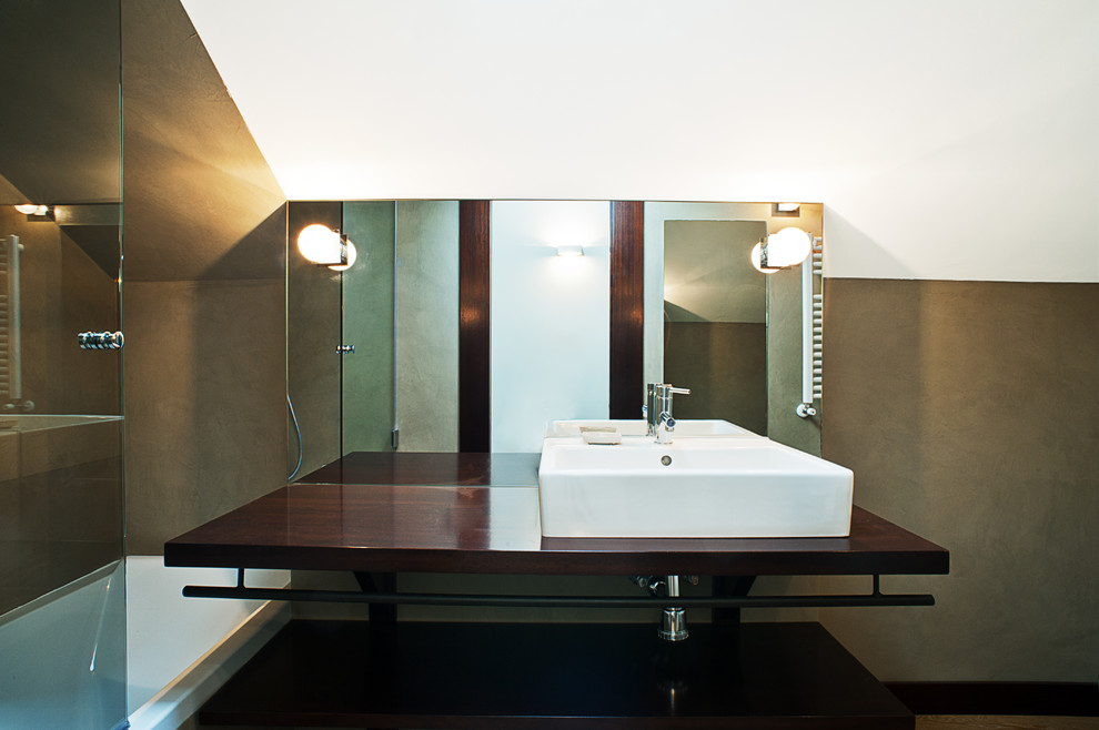 На фото: главная ванная комната среднего размера в современном стиле с открытыми фасадами, темными деревянными фасадами, ванной в нише, душем над ванной, биде, бежевыми стенами, паркетным полом среднего тона, настольной раковиной и столешницей из дерева с