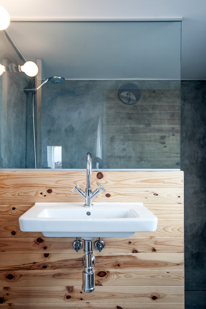 Свежая идея для дизайна: ванная комната среднего размера в скандинавском стиле с открытым душем, серыми стенами, душевой кабиной и подвесной раковиной - отличное фото интерьера