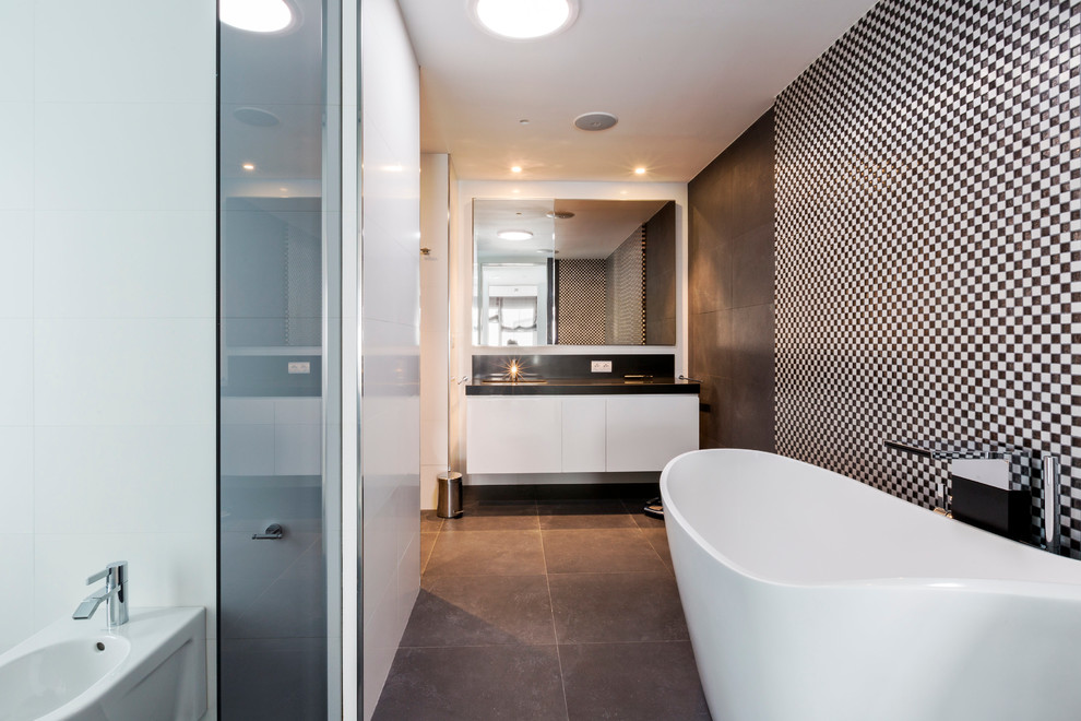 Idee per una stanza da bagno padronale minimal di medie dimensioni con vasca freestanding