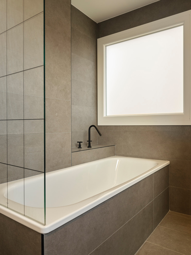 Источник вдохновения для домашнего уюта: большая ванная комната в современном стиле с душевой кабиной