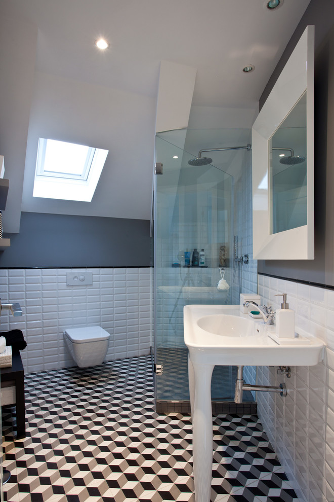 Inspiration pour une salle de bain principale design de taille moyenne avec une douche à l'italienne, WC suspendus, un carrelage noir et blanc, mosaïque, un mur gris, un sol en carrelage de terre cuite et un plan vasque.