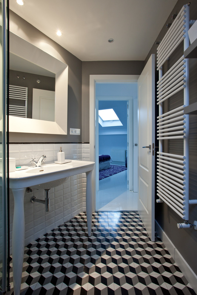 Réalisation d'une salle de bain principale vintage de taille moyenne avec une douche à l'italienne, WC suspendus, un carrelage noir et blanc, mosaïque, un mur gris, un sol en carrelage de terre cuite et un plan vasque.