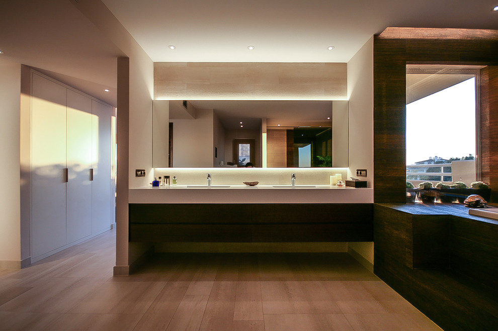 Modern inredning av ett stort en-suite badrum, med ett badkar i en alkov, beige kakel, keramikplattor, beige väggar, klinkergolv i keramik och beiget golv