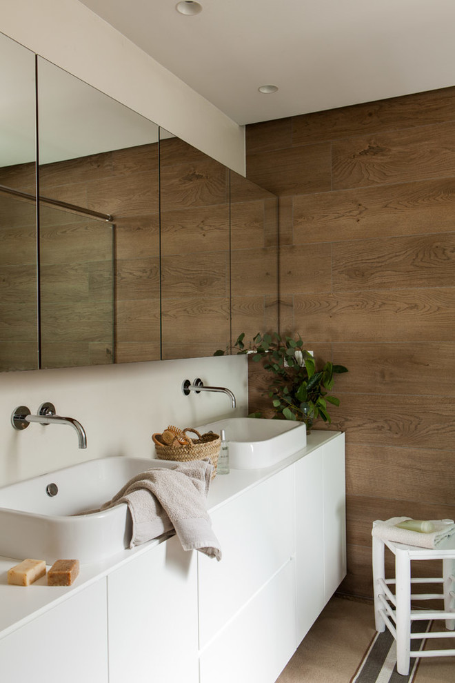 Großes Skandinavisches Badezimmer En Suite mit Schrankfronten im Shaker-Stil, braunen Fliesen und Trogwaschbecken in Sonstige