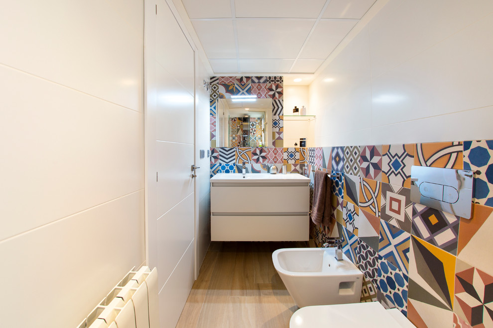 Источник вдохновения для домашнего уюта: ванная комната среднего размера в средиземноморском стиле с фасадами островного типа, белыми фасадами, терракотовой плиткой, полом из керамической плитки, душевой кабиной, подвесной раковиной и коричневым полом