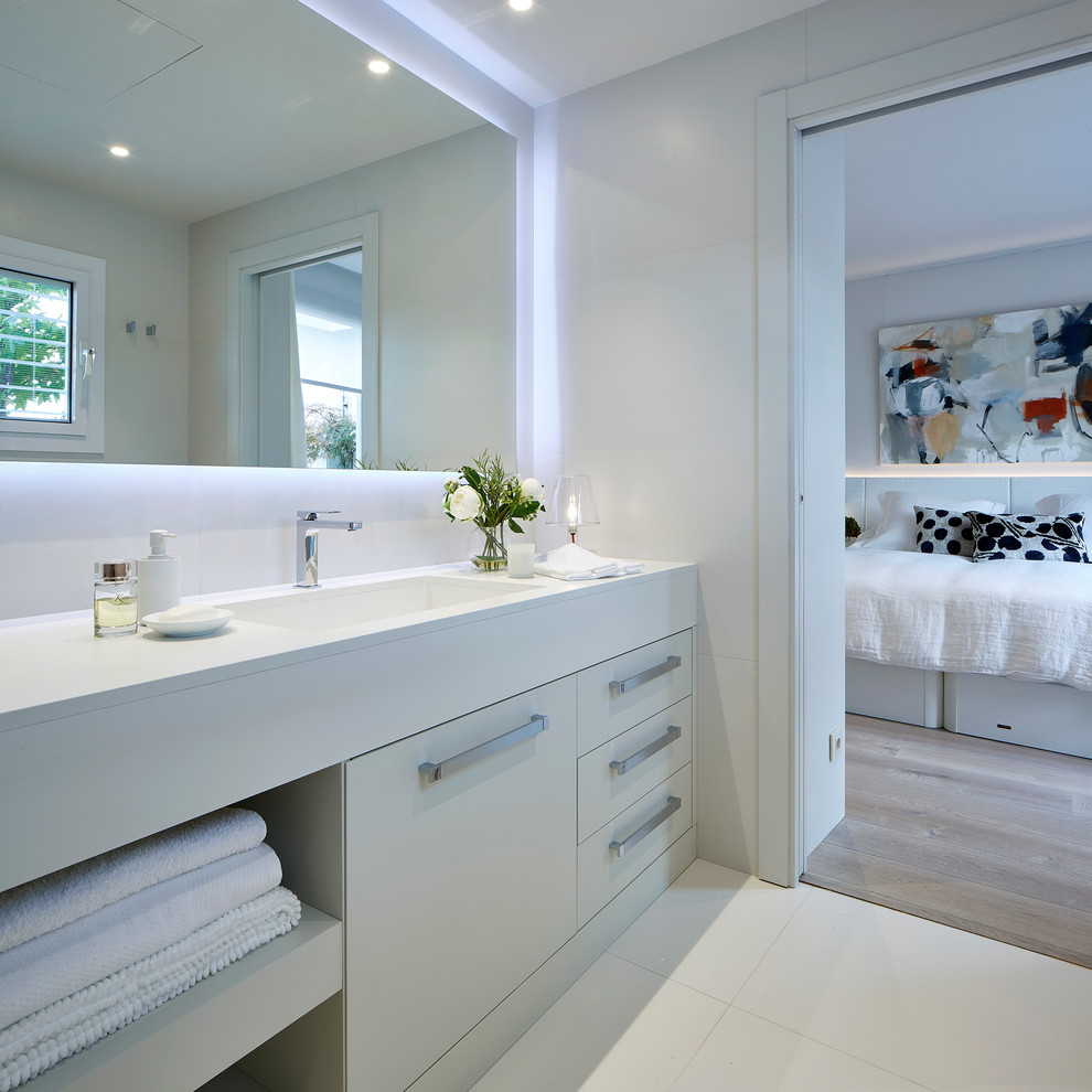 Diseño de cuarto de baño actual con lavabo integrado
