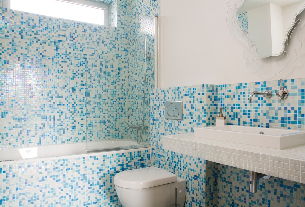 Ejemplo de cuarto de baño contemporáneo con baldosas y/o azulejos azules, baldosas y/o azulejos de cerámica, aseo y ducha, lavabo sobreencimera y encimera de azulejos