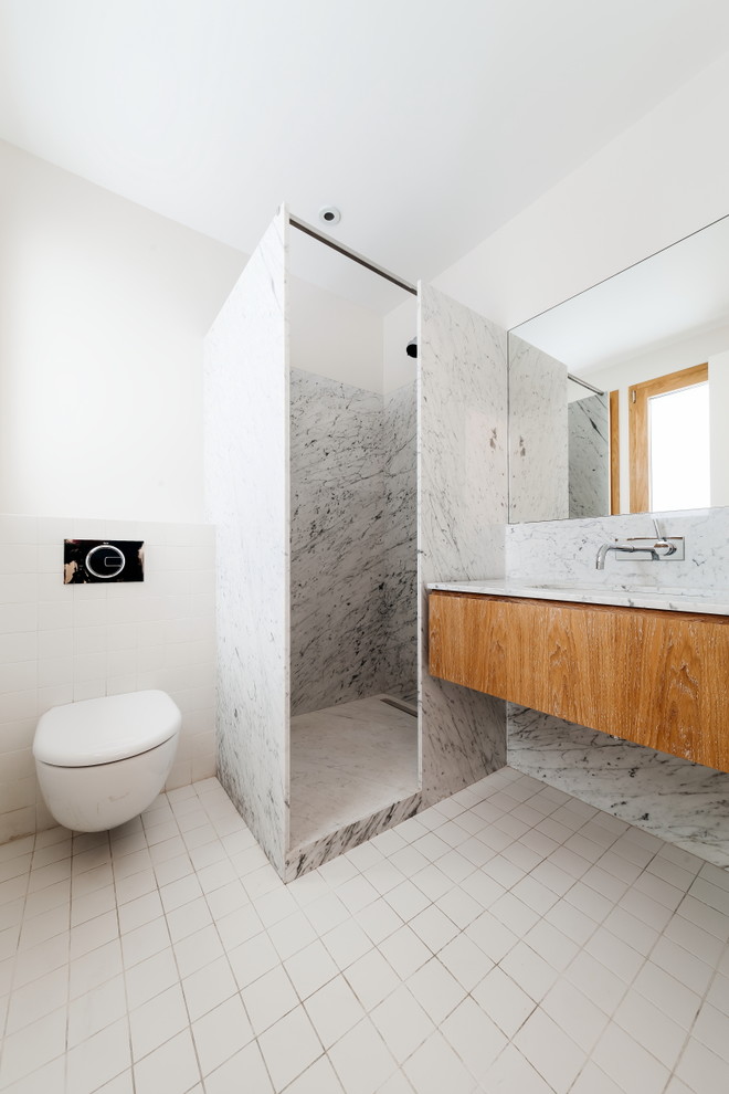Immagine di una stanza da bagno con doccia moderna di medie dimensioni con ante lisce, ante in legno scuro e doccia ad angolo