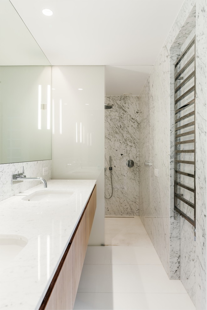 Foto di una stanza da bagno con doccia moderna di medie dimensioni con ante lisce, ante in legno scuro, doccia a filo pavimento e lavabo integrato