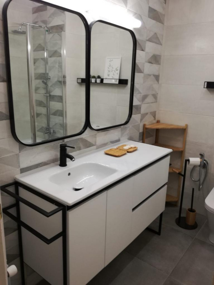 Идея дизайна: ванная комната в стиле ретро с плоскими фасадами, серыми стенами, душевой кабиной, душем с распашными дверями и белой столешницей