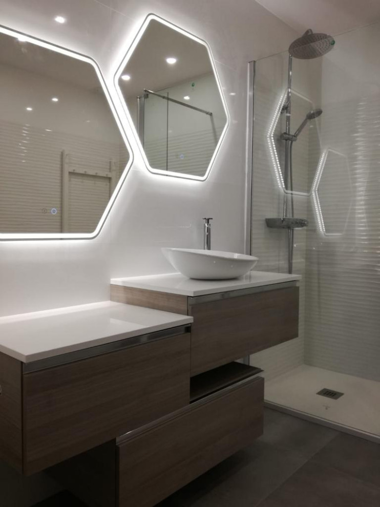 Idéer för ett 50 tals vit badrum med dusch, med våtrum och vita väggar