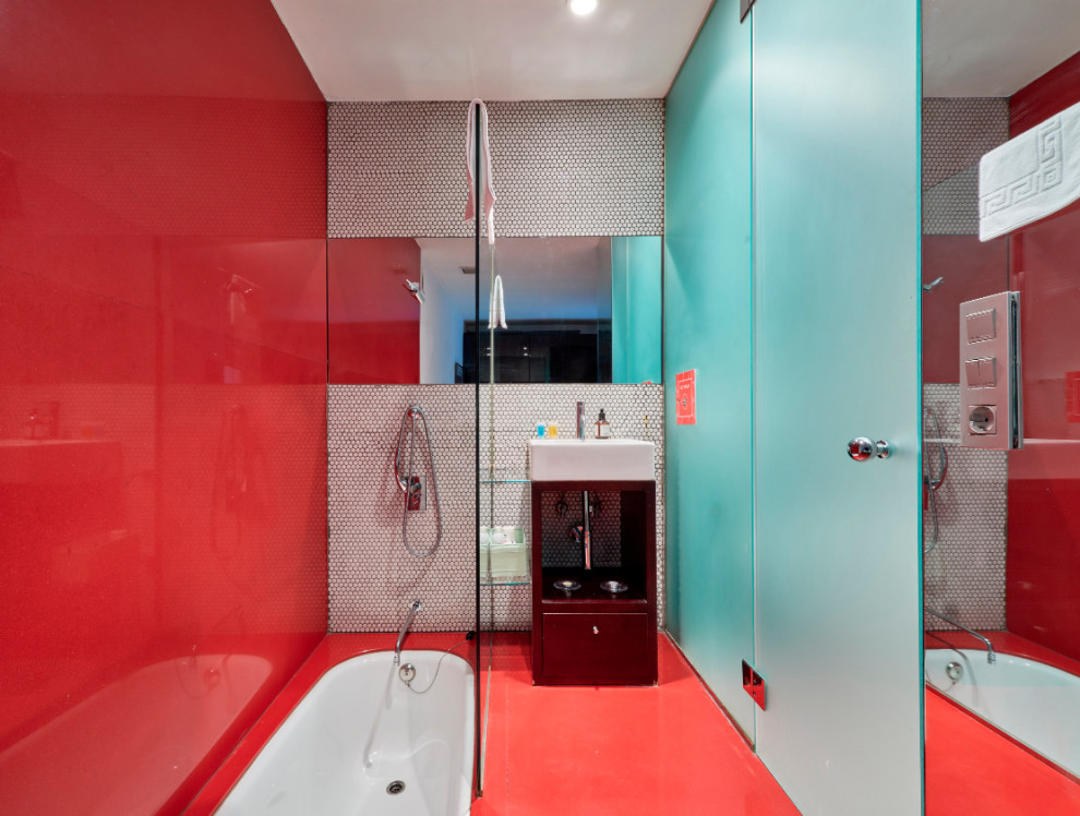На фото: главная ванная комната среднего размера в современном стиле с белыми фасадами, ванной в нише, душем в нише, писсуаром, белой плиткой, плиткой мозаикой, красными стенами, настольной раковиной, красным полом, открытым душем, тумбой под одну раковину и встроенной тумбой