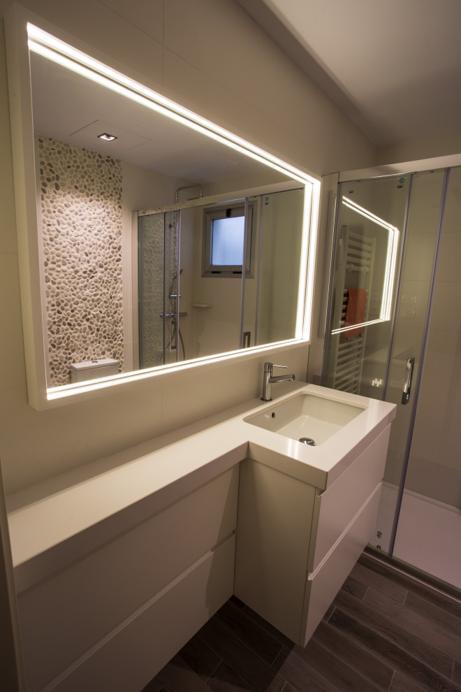 Источник вдохновения для домашнего уюта: маленькая ванная комната в скандинавском стиле с плоскими фасадами, белыми фасадами, белой плиткой, белыми стенами, светлым паркетным полом, душевой кабиной, монолитной раковиной, столешницей из искусственного кварца, душем с раздвижными дверями, белой столешницей, тумбой под одну раковину и встроенной тумбой для на участке и в саду