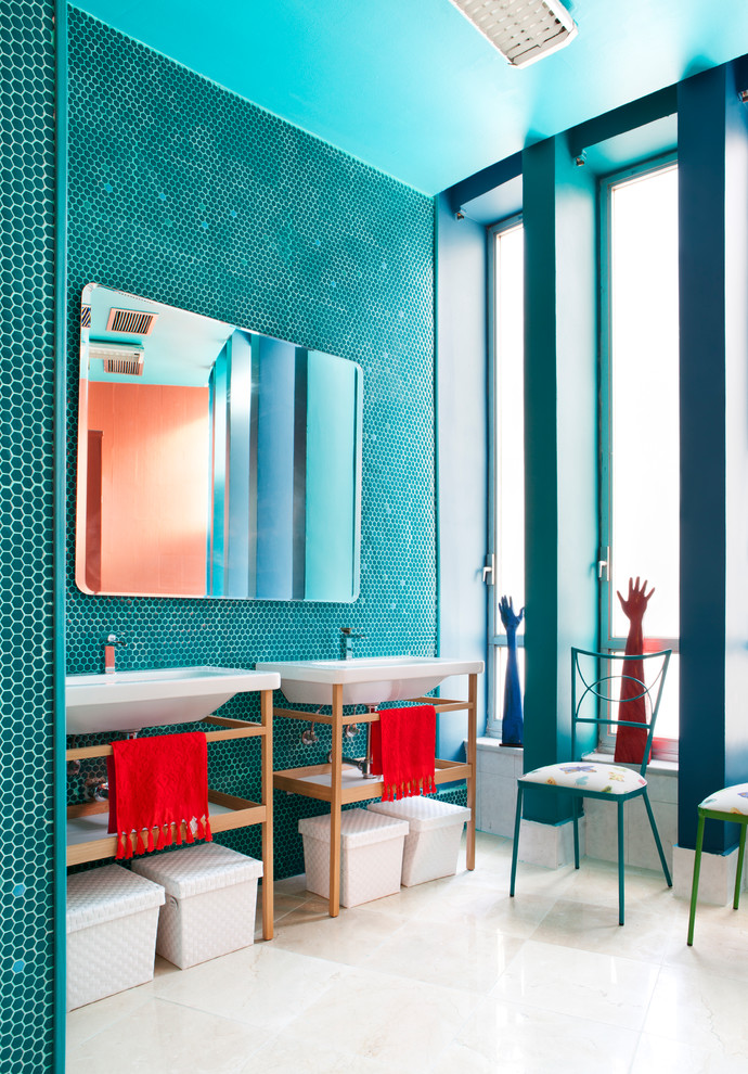 Стильный дизайн: большая детская ванная комната в стиле фьюжн с открытыми фасадами, синей плиткой, синими стенами, консольной раковиной, белым полом и плиткой мозаикой - последний тренд