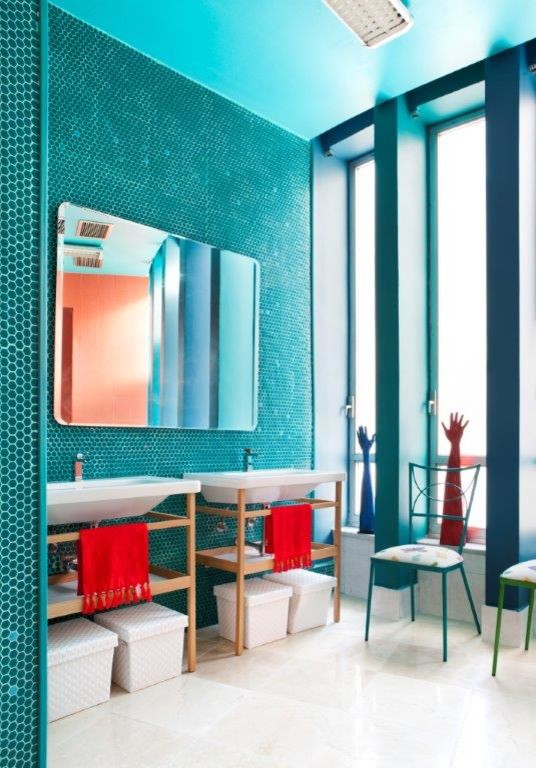 Ejemplo de cuarto de baño bohemio grande con baldosas y/o azulejos en mosaico, paredes azules y suelo blanco