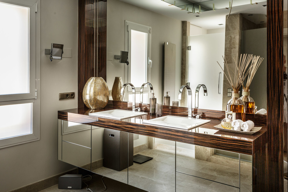 Immagine di una stanza da bagno chic di medie dimensioni con ante lisce, pareti bianche, lavabo da incasso e top in legno