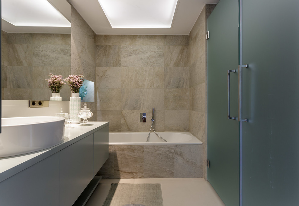 Inspiration för ett mellanstort vintage en-suite badrum, med släta luckor, vita skåp, ett badkar i en alkov, en dusch/badkar-kombination och ett fristående handfat
