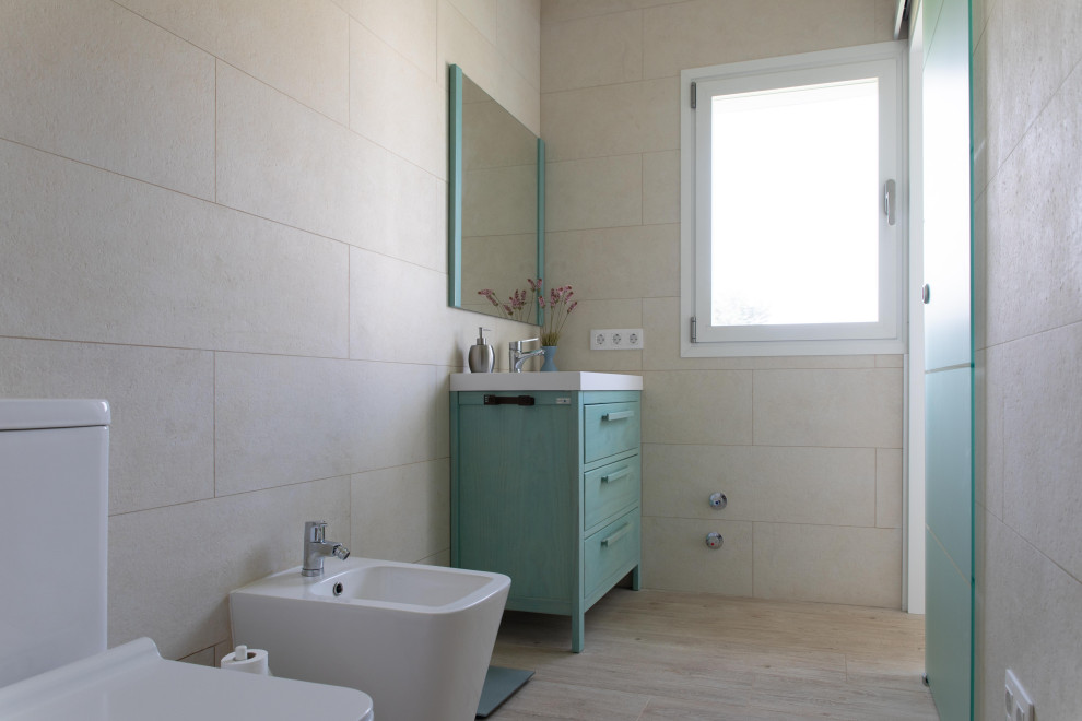 Источник вдохновения для домашнего уюта: большая главная ванная комната в современном стиле с плоскими фасадами, бирюзовыми фасадами и тумбой под одну раковину