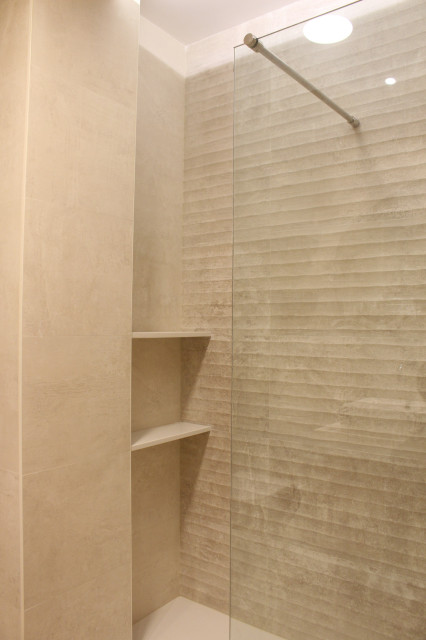 Baño con baldas como jaboneras en la ducha. - Contemporary - Bathroom -  Bilbao - by UGON interiorismo
