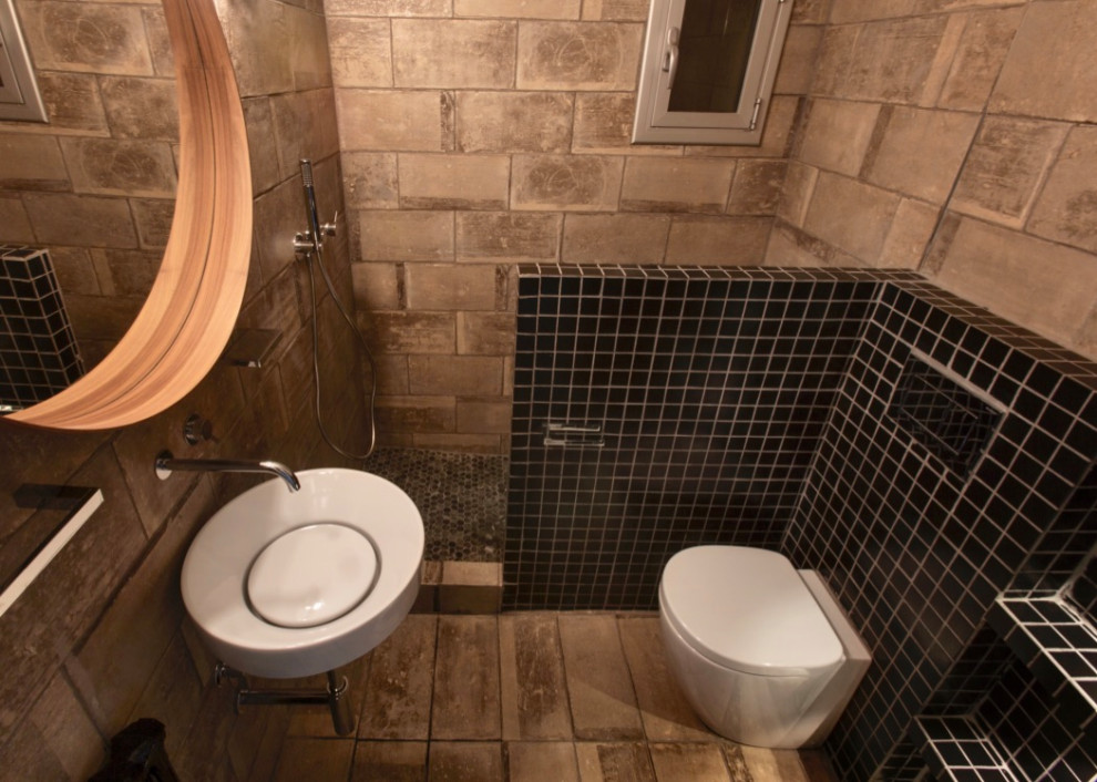 Modern inredning av ett litet badrum med dusch, med öppna hyllor, beige skåp, en öppen dusch, en vägghängd toalettstol, beige kakel, porslinskakel, svarta väggar, klinkergolv i porslin, ett väggmonterat handfat, beiget golv och med dusch som är öppen
