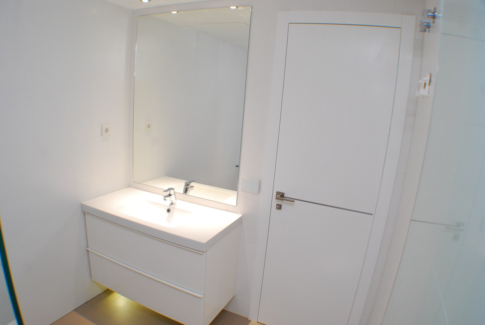 Diseño de cuarto de baño contemporáneo sin sin inodoro con baldosas y/o azulejos blancos, baldosas y/o azulejos de cerámica, paredes blancas, suelo de baldosas de cerámica y lavabo integrado