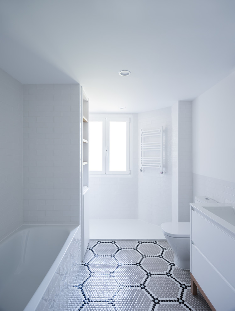 Inspiration för mellanstora retro badrum, med ett platsbyggt badkar, vit kakel, mosaik, vita väggar, mosaikgolv och grått golv