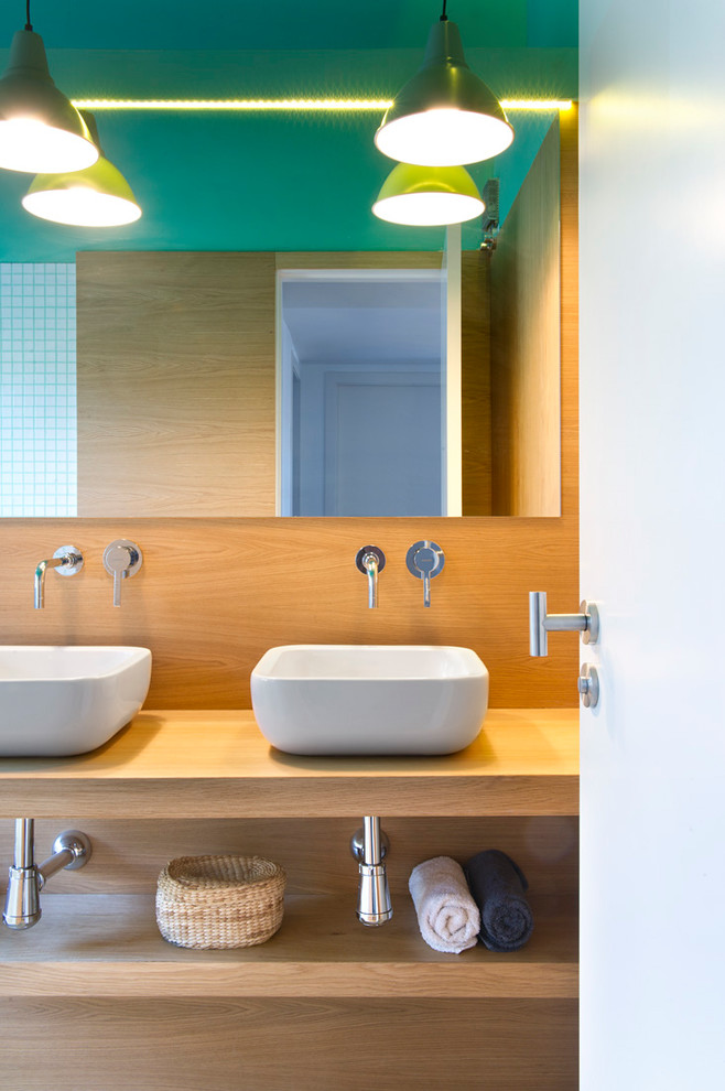 Modern inredning av ett mellanstort badrum, med ett platsbyggt badkar, blå kakel, mosaik, blå väggar, mosaikgolv och turkost golv