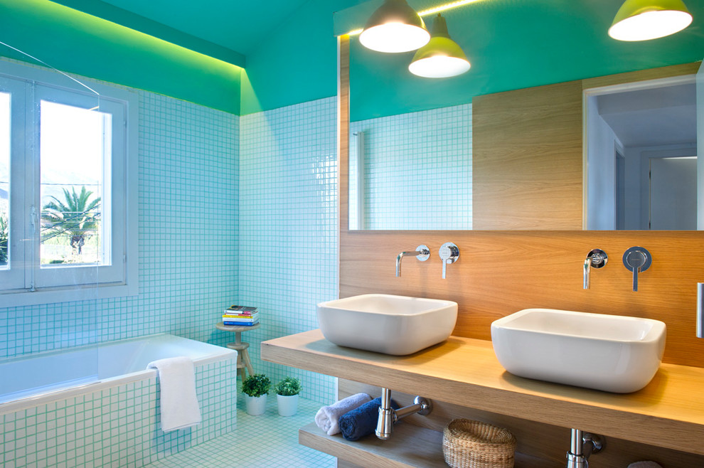Идея дизайна: ванная комната среднего размера в современном стиле с накладной ванной, синей плиткой, плиткой мозаикой, синими стенами, полом из мозаичной плитки и бирюзовым полом