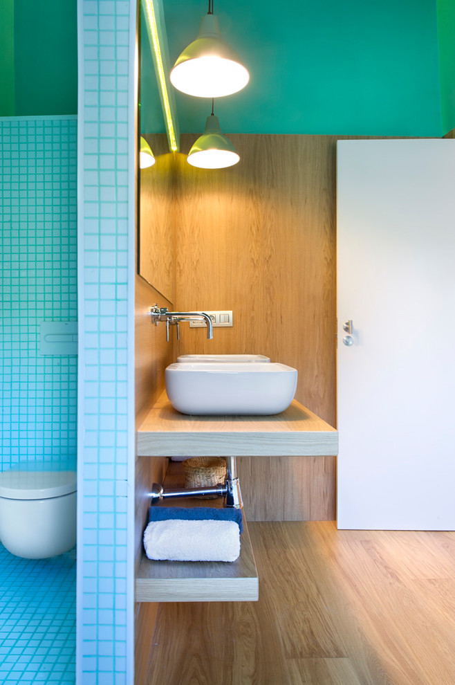 Immagine di una stanza da bagno design di medie dimensioni con vasca da incasso, piastrelle blu, piastrelle a mosaico, pareti blu, pavimento con piastrelle a mosaico e pavimento turchese