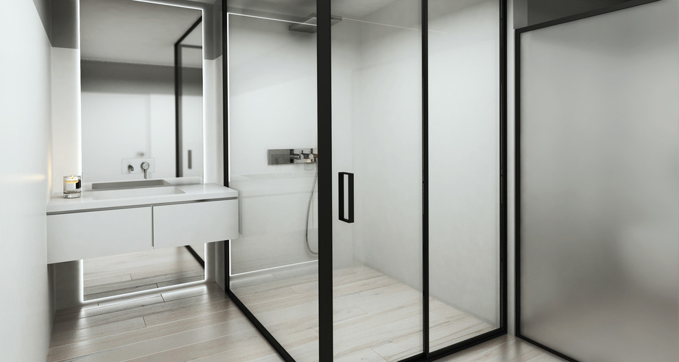 Modelo de cuarto de baño industrial de tamaño medio con suelo de madera clara, aseo y ducha y suelo beige