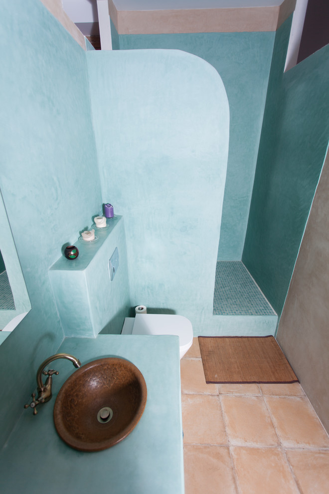 Réalisation d'une salle d'eau chalet de taille moyenne avec un placard sans porte, une douche ouverte, WC suspendus, un mur bleu et un lavabo encastré.