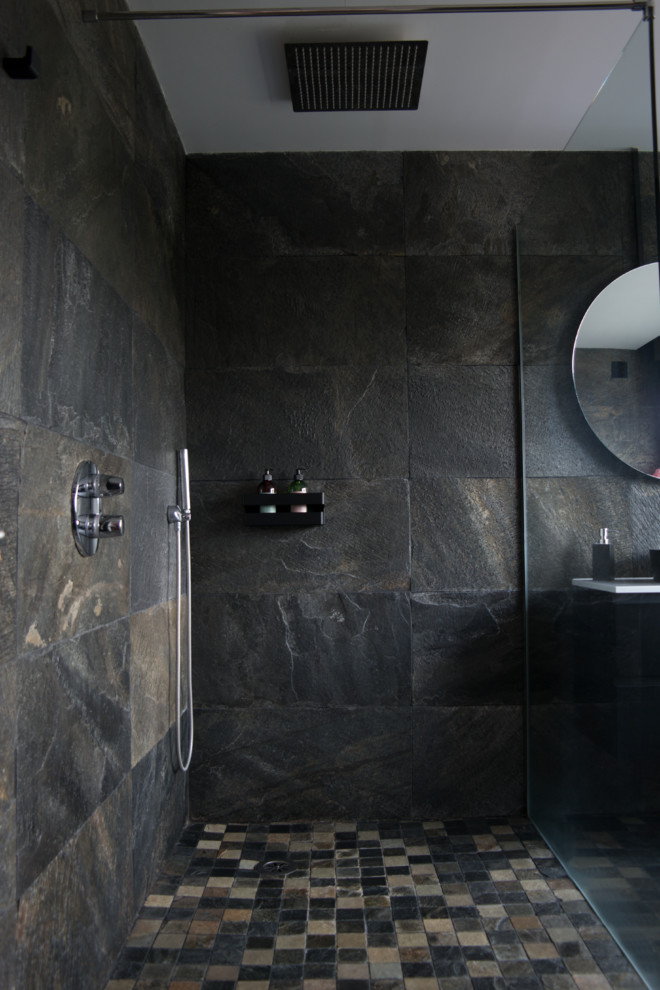 Immagine di una grande stanza da bagno padronale moderna con ante nere, doccia a filo pavimento, piastrelle nere, lastra di pietra, top in quarzo composito, doccia aperta e top bianco