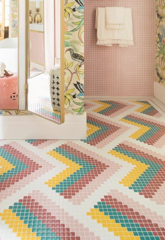 Imagen de cuarto de baño principal retro grande con baldosas y/o azulejos en mosaico, suelo con mosaicos de baldosas y suelo rosa