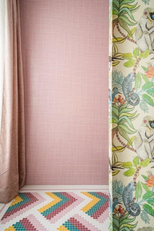 Источник вдохновения для домашнего уюта: большая главная ванная комната в стиле ретро с плиткой мозаикой, полом из мозаичной плитки и розовым полом