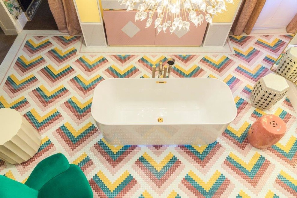 Exempel på ett stort 50 tals en-suite badrum, med mosaik, mosaikgolv och rosa golv