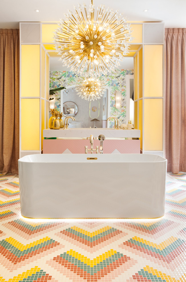 Esempio di una grande stanza da bagno padronale minimalista con piastrelle a mosaico, pavimento con piastrelle a mosaico e pavimento rosa