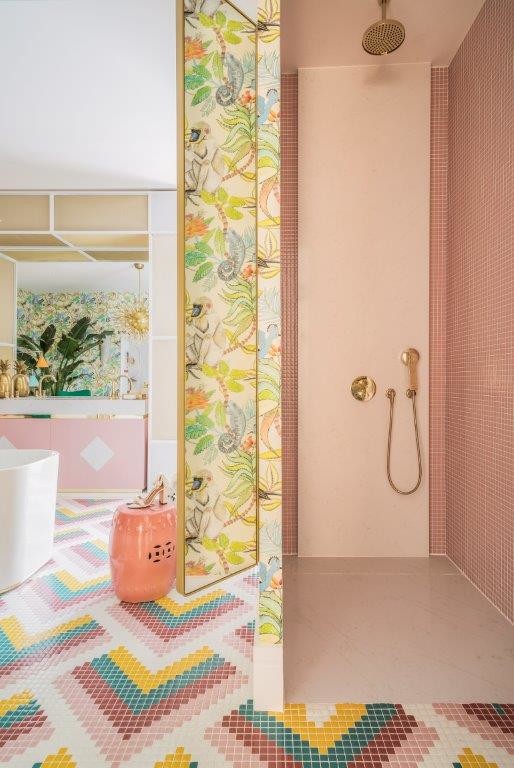 Пример оригинального дизайна: большая главная ванная комната в стиле ретро с плиткой мозаикой, полом из мозаичной плитки и розовым полом