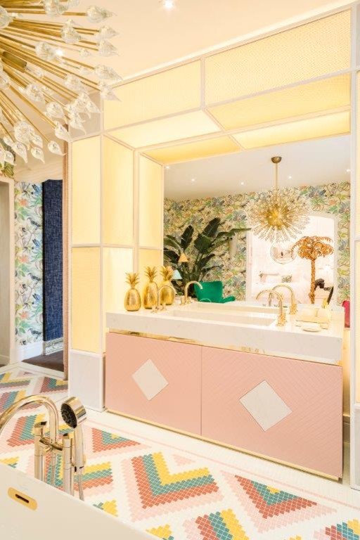 Идея дизайна: большая главная ванная комната в стиле ретро с плиткой мозаикой, полом из мозаичной плитки и розовым полом