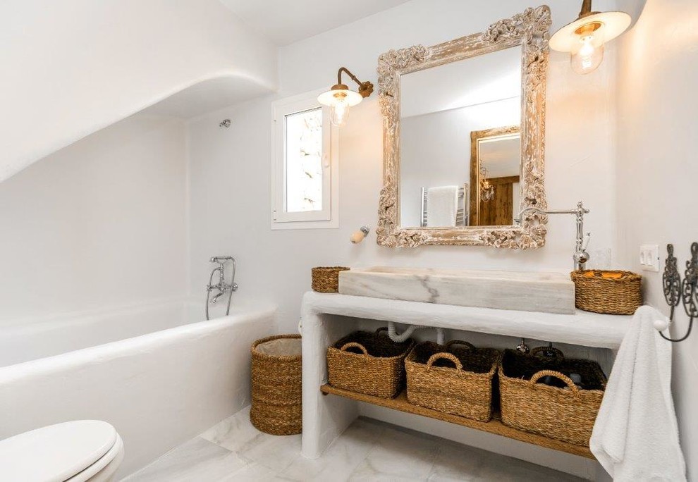 Esempio di una stanza da bagno padronale mediterranea di medie dimensioni con nessun'anta, vasca ad alcova, vasca/doccia, WC a due pezzi, pareti bianche e lavabo rettangolare