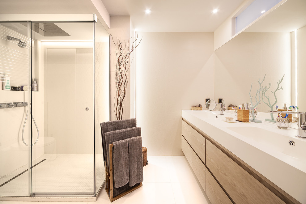 Foto på ett mellanstort funkis badrum med dusch, med släta luckor, skåp i mellenmörkt trä, en hörndusch, ett integrerad handfat, dusch med skjutdörr, vita väggar och vitt golv