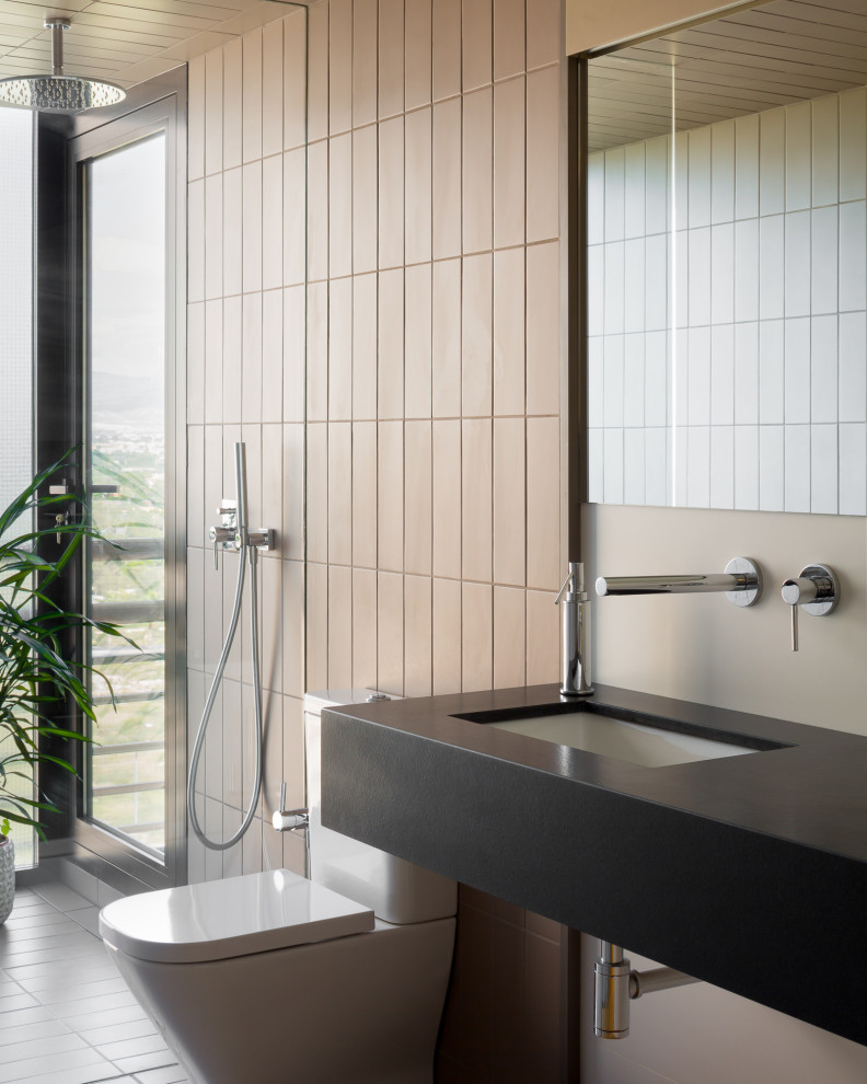Modern inredning av ett stort svart svart badrum med dusch, med öppna hyllor, svarta skåp, en dusch i en alkov, en toalettstol med hel cisternkåpa, beige kakel, beige väggar och ett undermonterad handfat